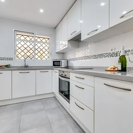 Newly Refurbished 2 Bdrm Amazing Complex W Pools