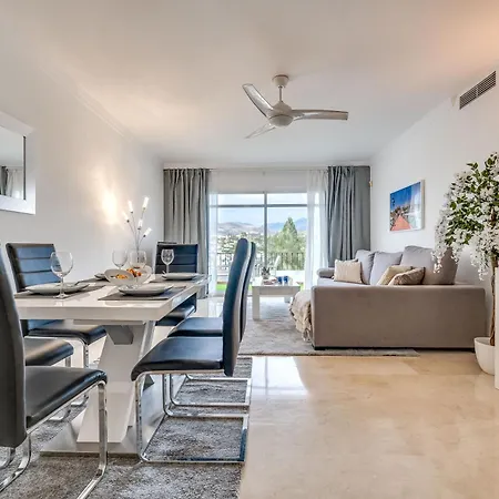 Newly Refurbished 2 Bdrm Amazing Complex W Pools Appartement *