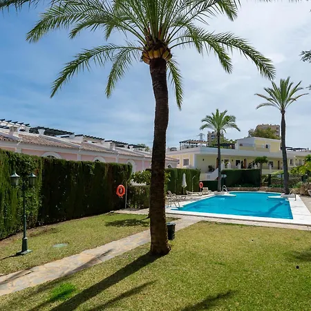 Newly Refurbished 2 Bdrm Amazing Complex W Pools Appartement *