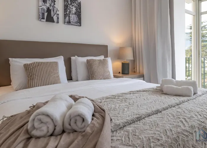 Newly Refurbished 2 Bdrm Amazing Complex W Pools