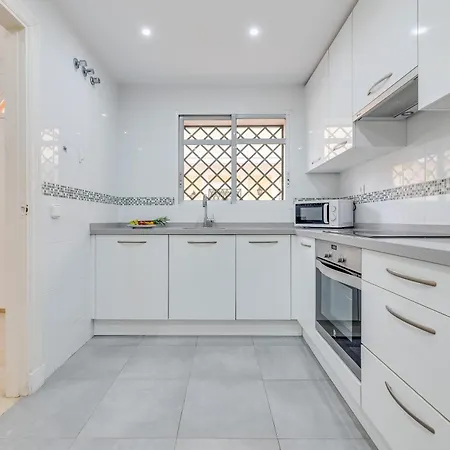 Newly Refurbished 2 Bdrm Amazing Complex W Pools Apartman