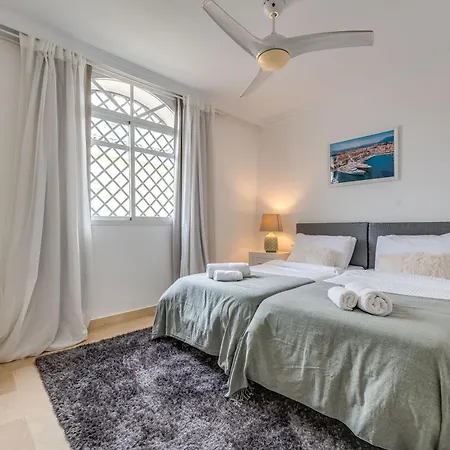 Newly Refurbished 2 Bdrm Amazing Complex W Pools Apartman *