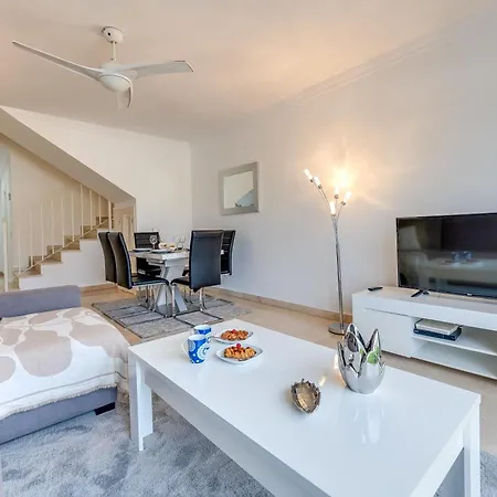 Apartment Newly Refurbished 2 Bdrm Amazing Complex W Pools *