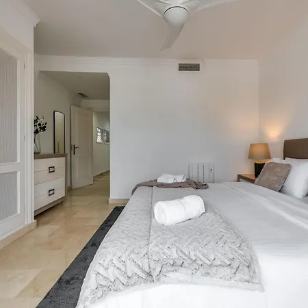 아파트 Newly Refurbished 2 Bdrm Amazing Complex W Pools 마르베야