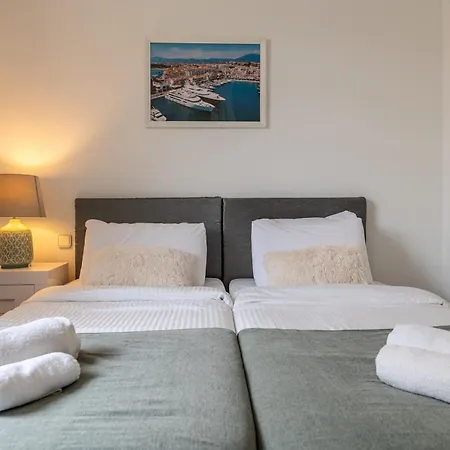 Newly Refurbished 2 Bdrm Amazing Complex W Pools