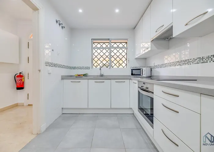 Newly Refurbished 2 Bdrm Amazing Complex W Pools アパート